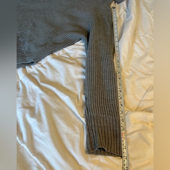 Wilfred Free Lin Grey Sweater High Low Hem 100% Merino Wool
Turtleneck Size S - Picture 14 of 15